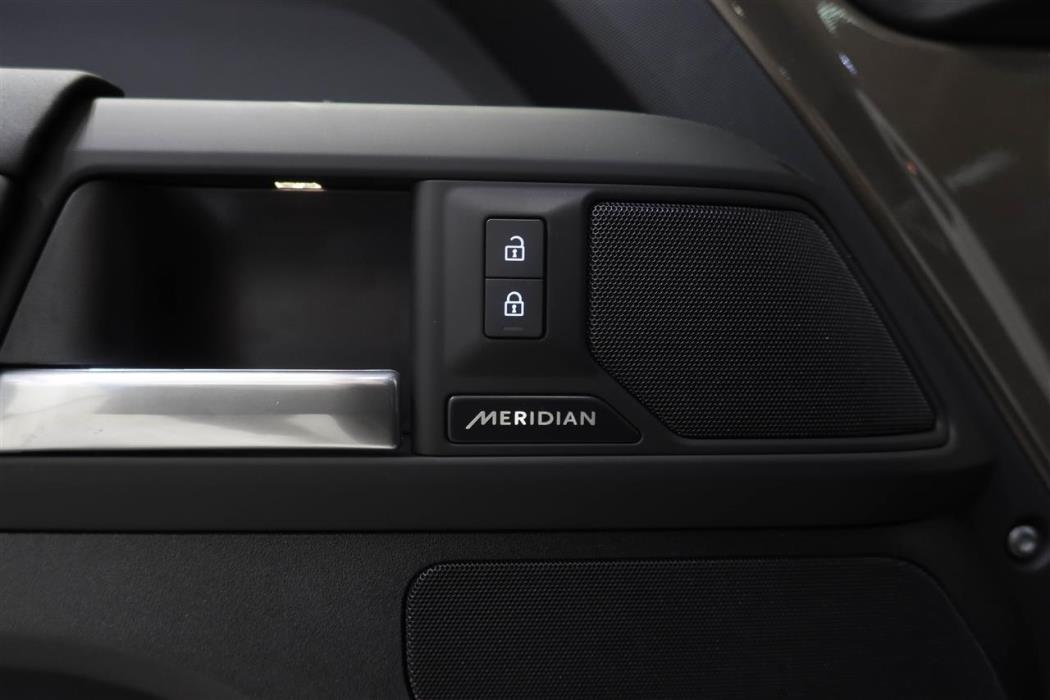 Land Rover Defender 2025