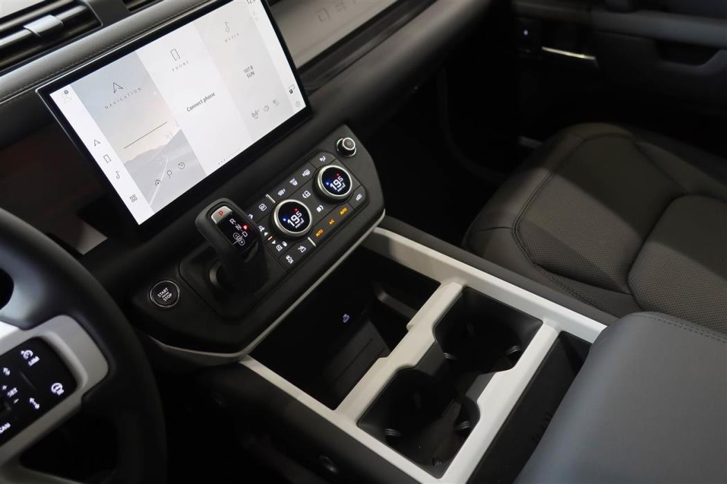 Land Rover Defender 2025