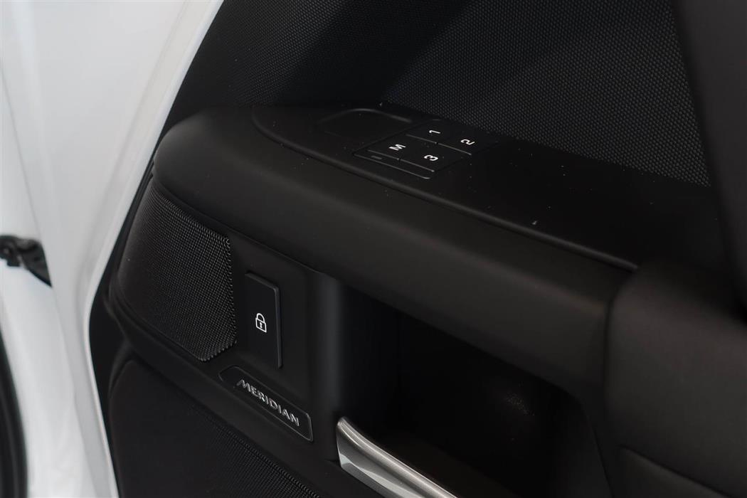 Land Rover Defender 2025