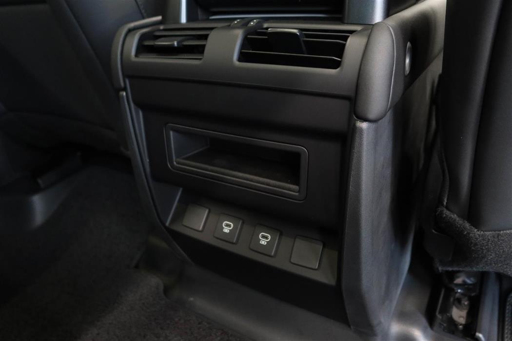 Land Rover Defender 2025