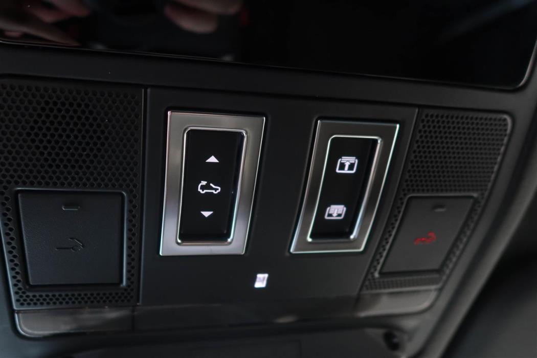 Land Rover Defender 2025