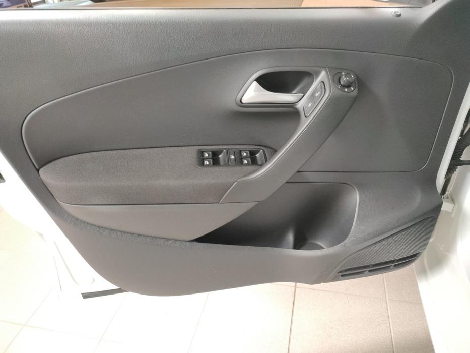 VOLKSWAGEN Polo 2016