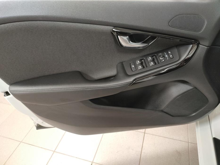 VOLVO V40 2019