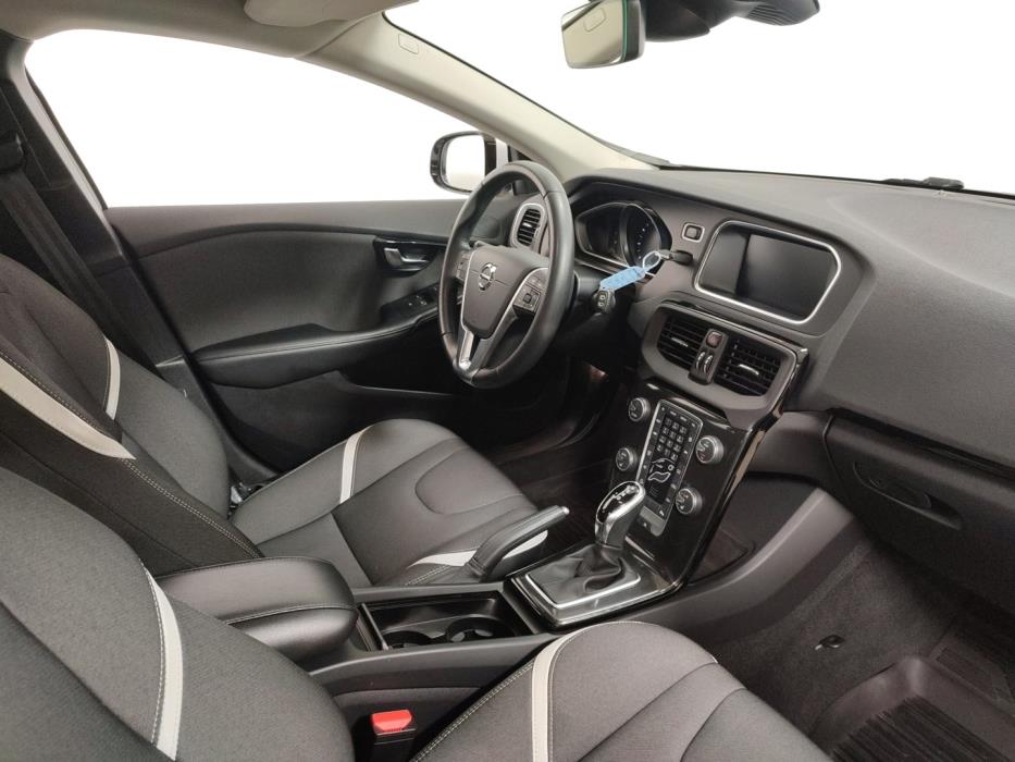 VOLVO V40 2019