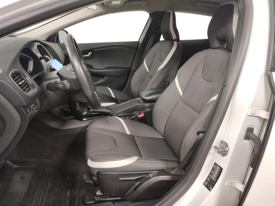 VOLVO V40 2019