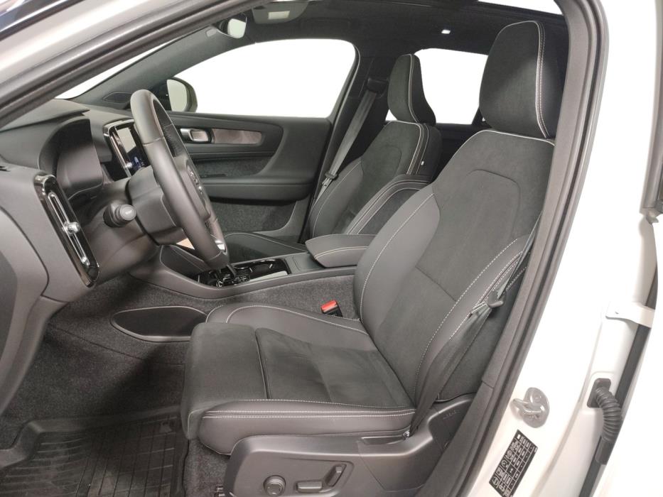 VOLVO XC40 2023