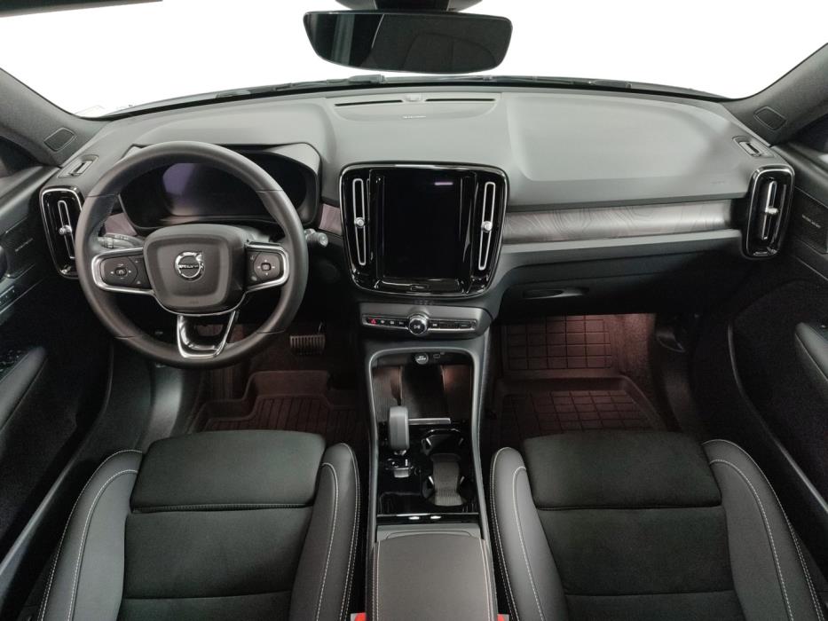 VOLVO XC40 2023