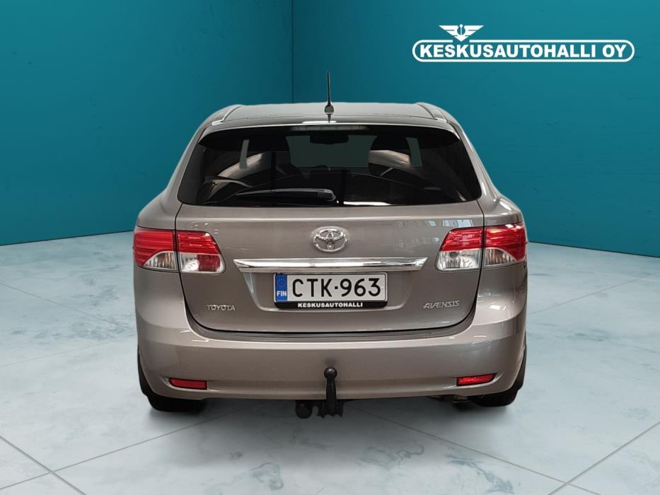 TOYOTA Avensis 2015