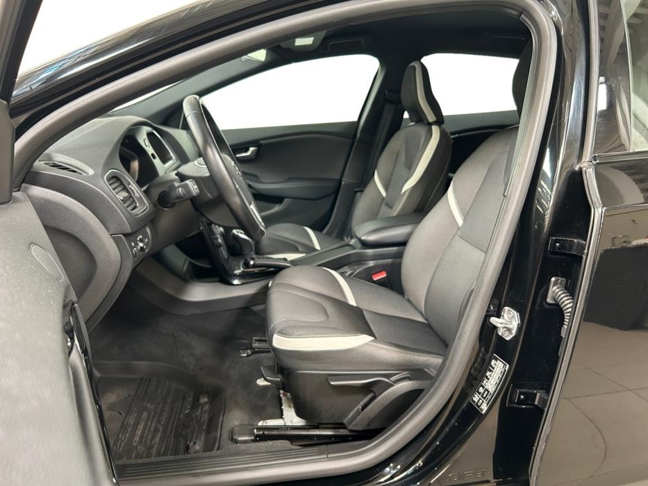 VOLVO V40 2019