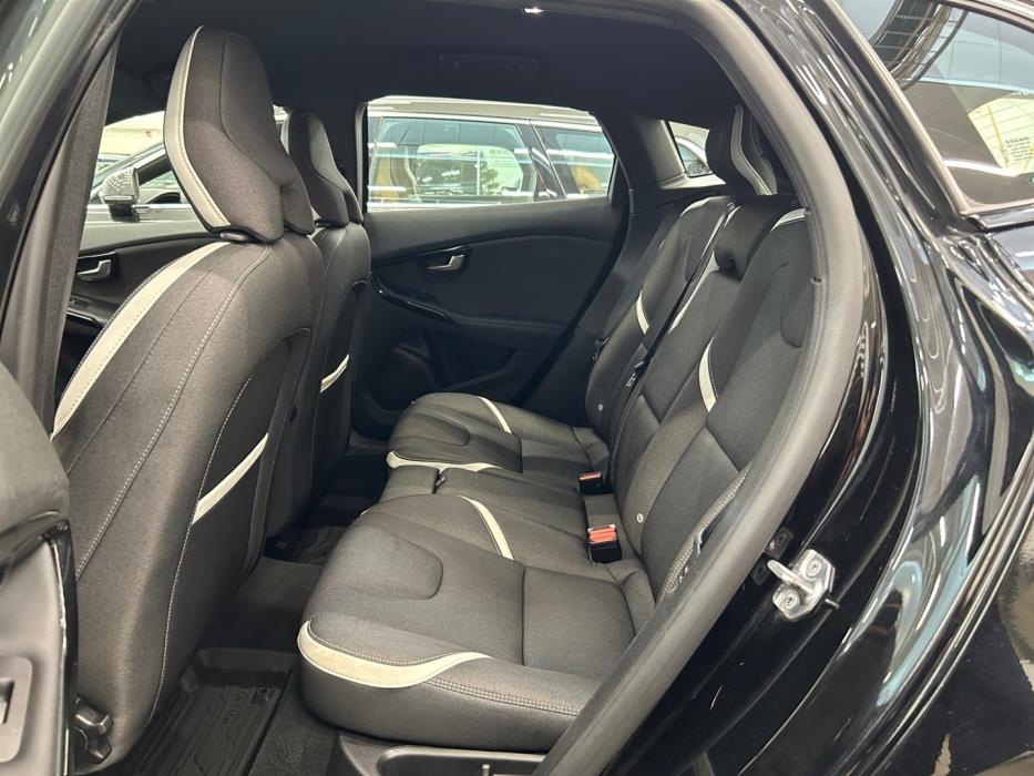 VOLVO V40 2019
