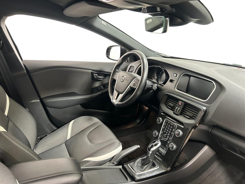 VOLVO V40 2019