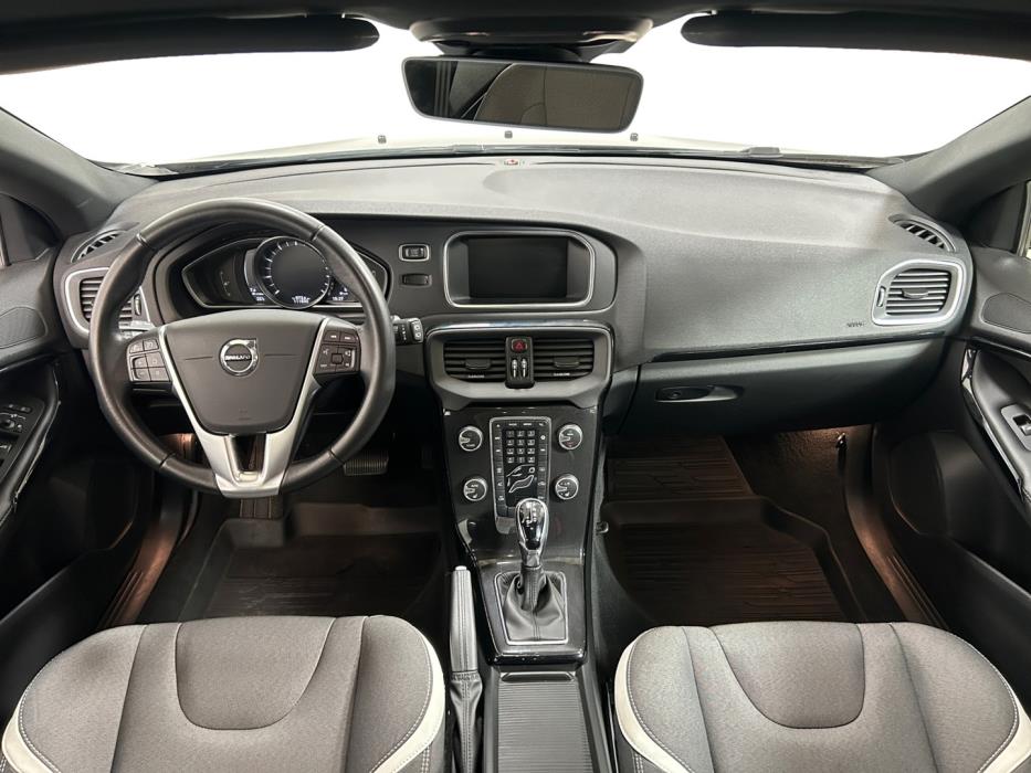 VOLVO V40 2019