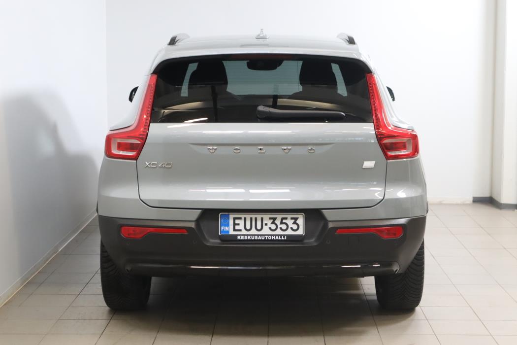 VOLVO XC40 2024