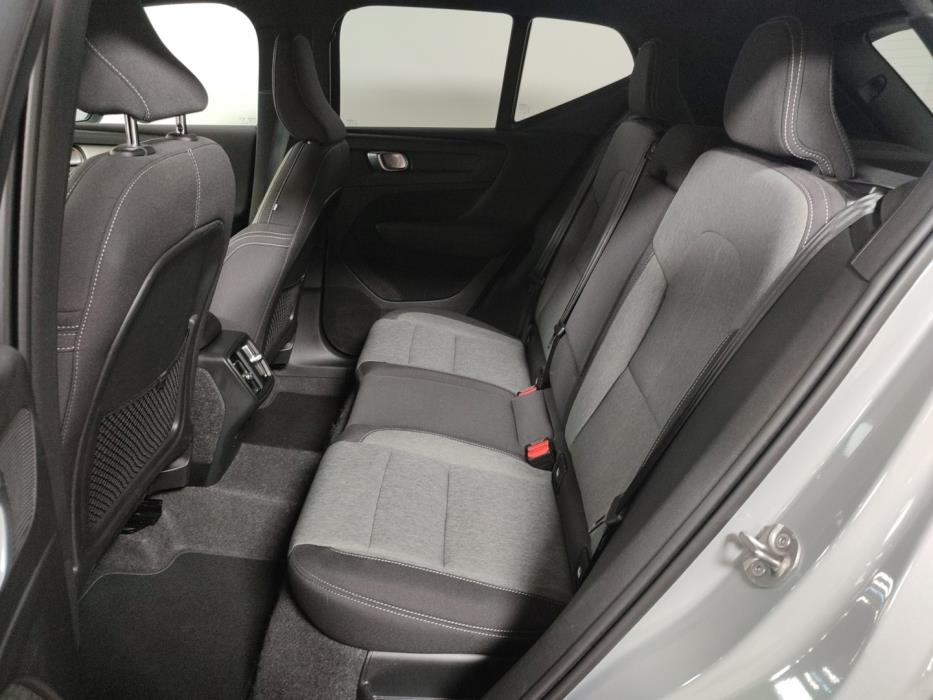 VOLVO XC40 2025