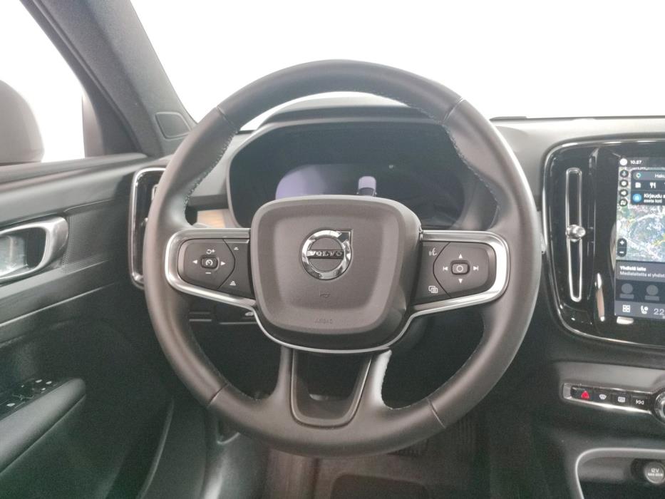 VOLVO XC40 2025