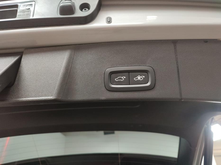 VOLVO XC40 2025