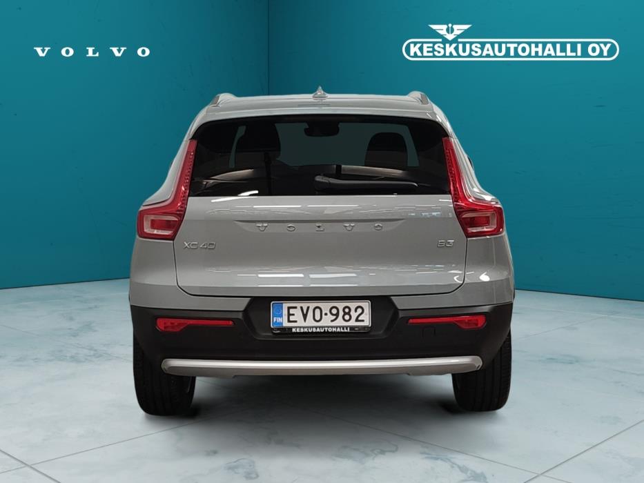 VOLVO XC40 2025