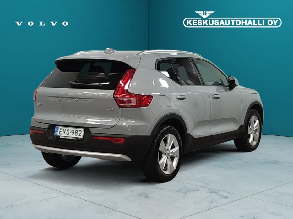VOLVO XC40 2025