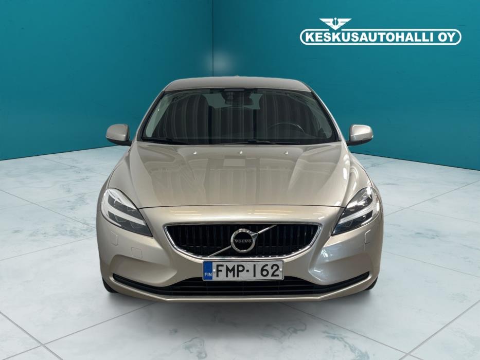 VOLVO V40 2018