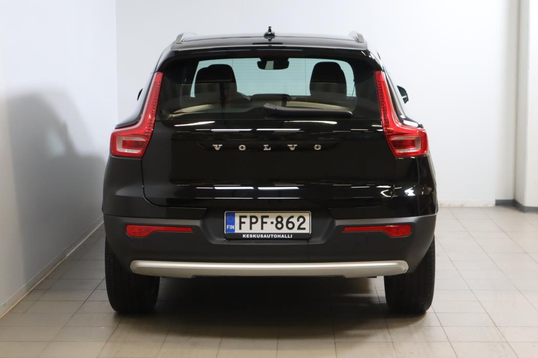 VOLVO XC40 2023