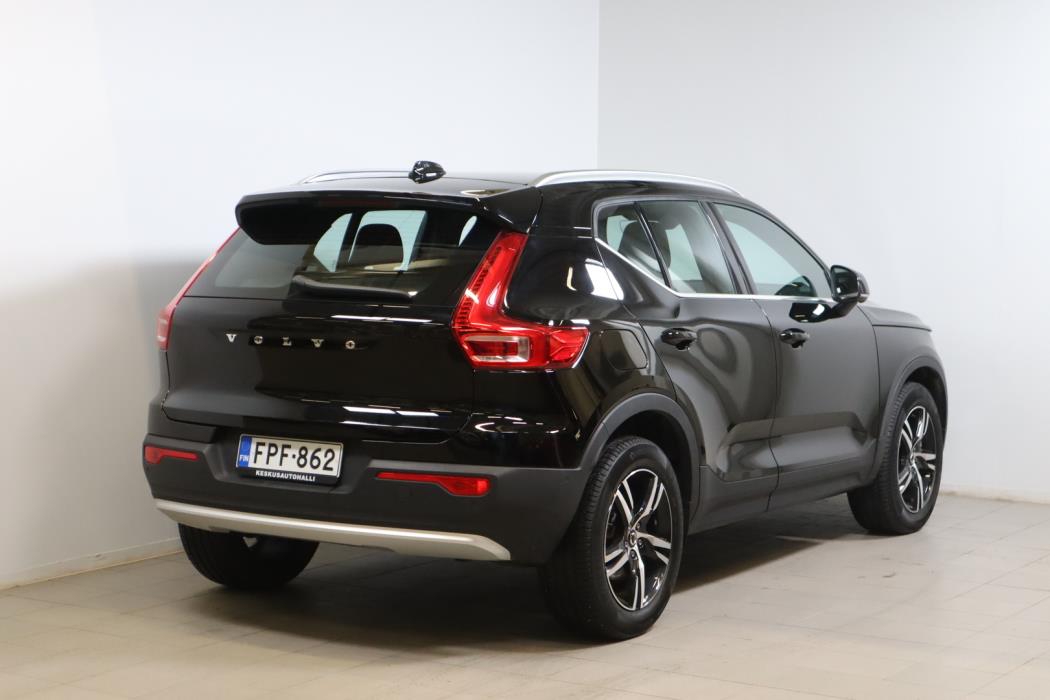 VOLVO XC40 2023