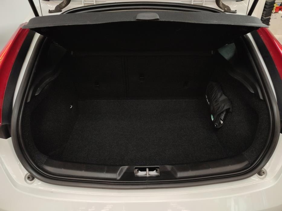 VOLVO V40 2019