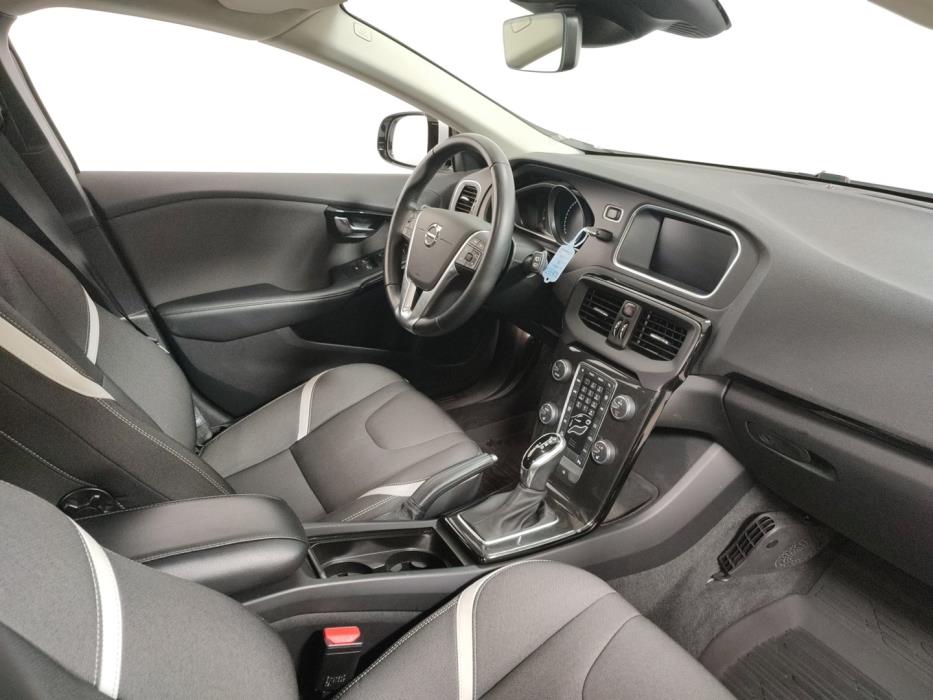 VOLVO V40 2019