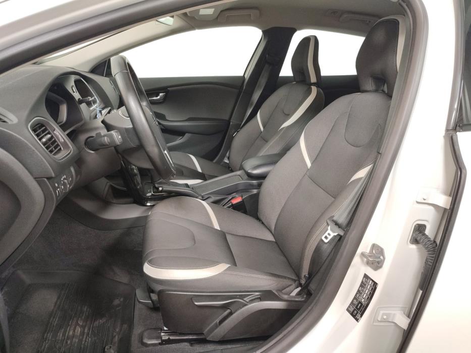VOLVO V40 2019