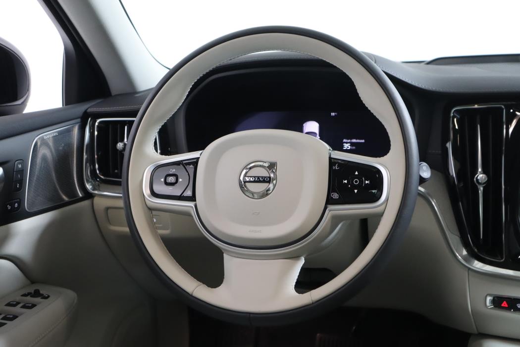 VOLVO V60 2025
