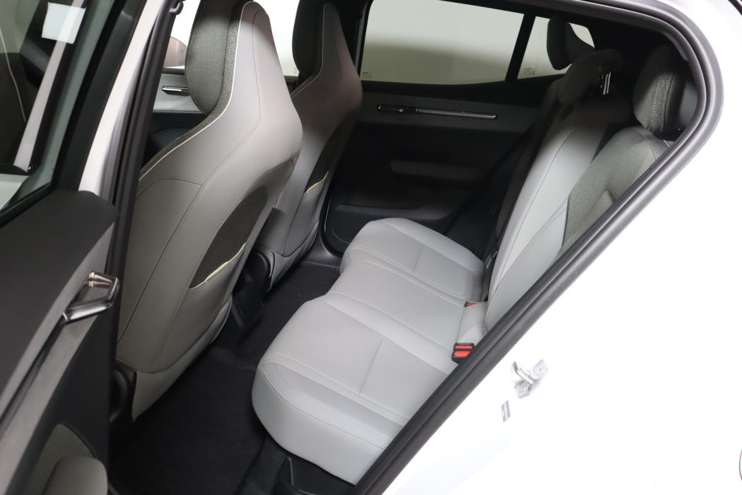 VOLVO EX30 Cross Country 2025