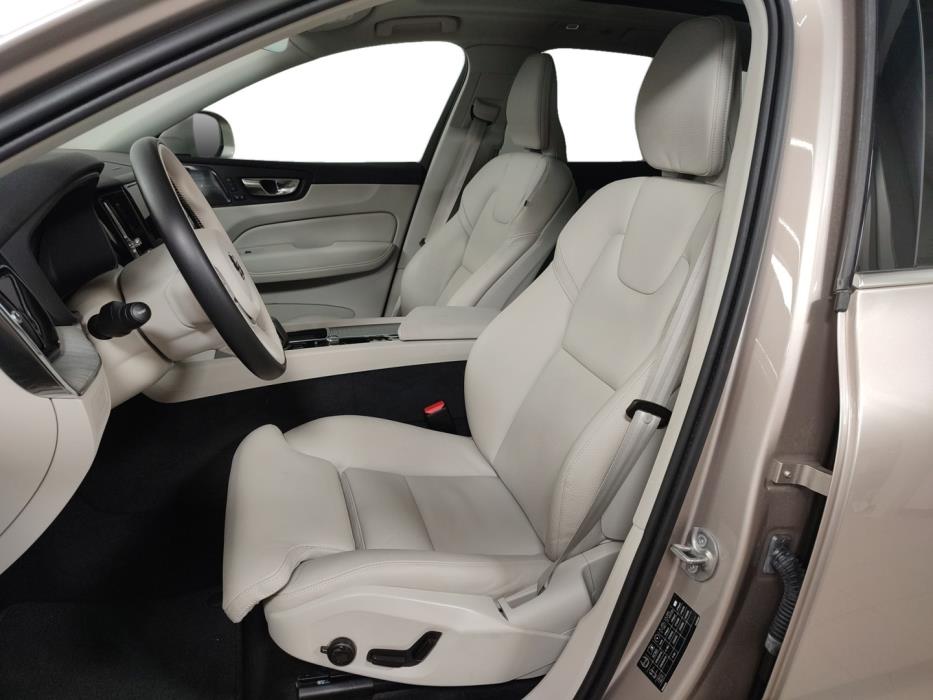 VOLVO XC60 2025
