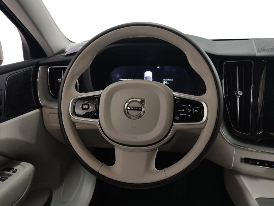 VOLVO XC60 2025