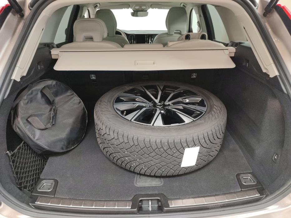 VOLVO XC60 2025