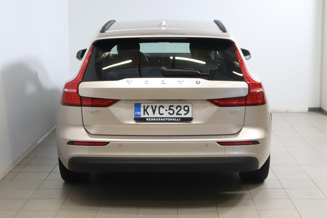 VOLVO V60 2023