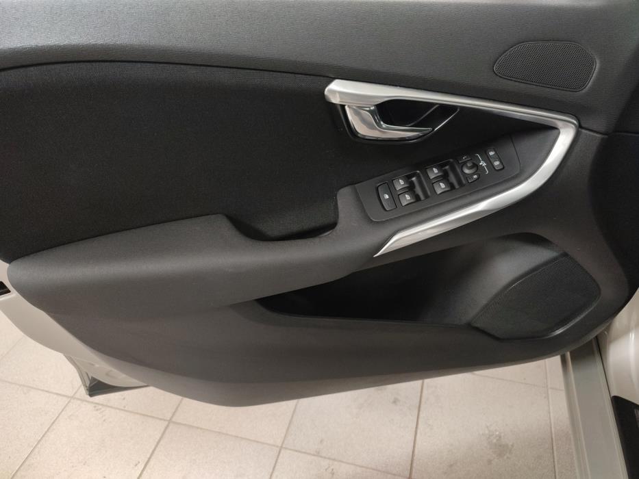 VOLVO V40 2018