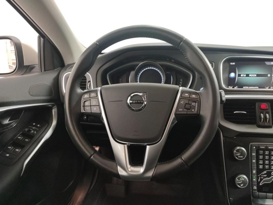 VOLVO V40 2018