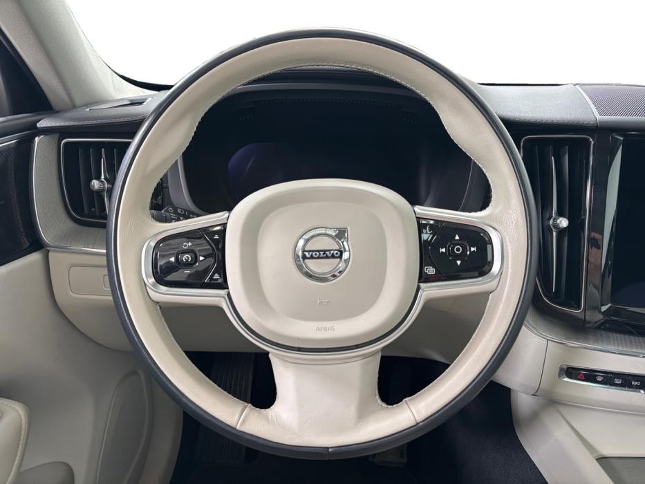 VOLVO XC60 2023