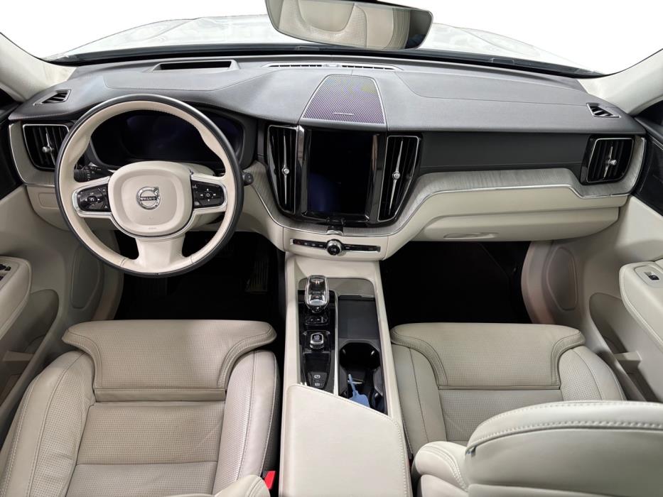 VOLVO XC60 2023