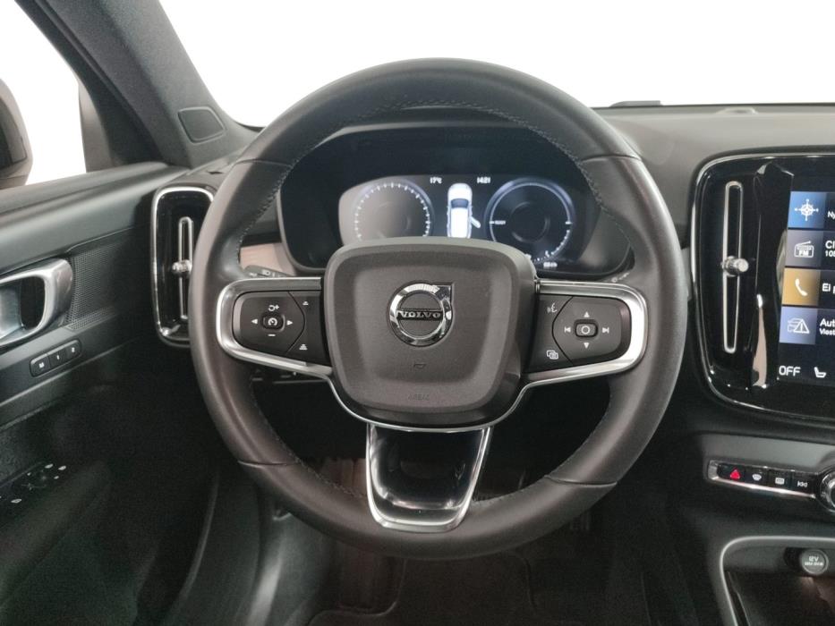 VOLVO XC40 2023