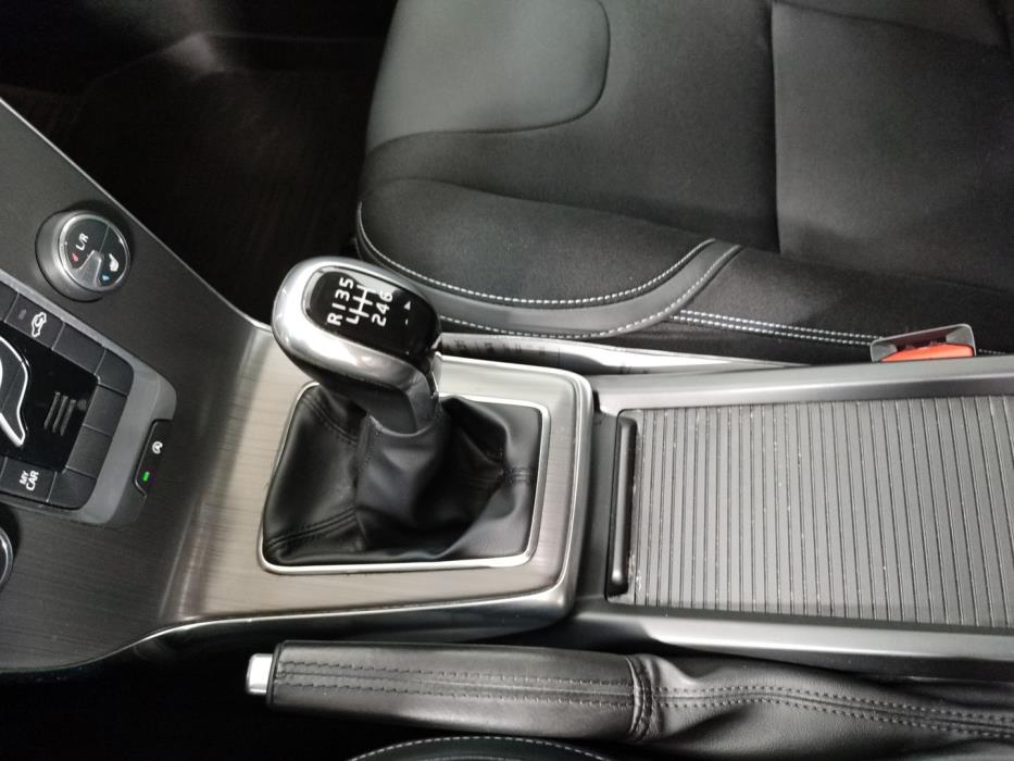 VOLVO V40 2015