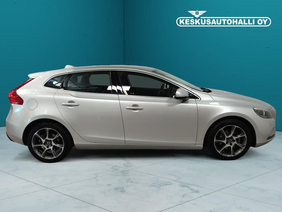 VOLVO V40 2015