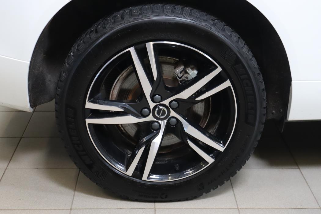 VOLVO XC60 2023