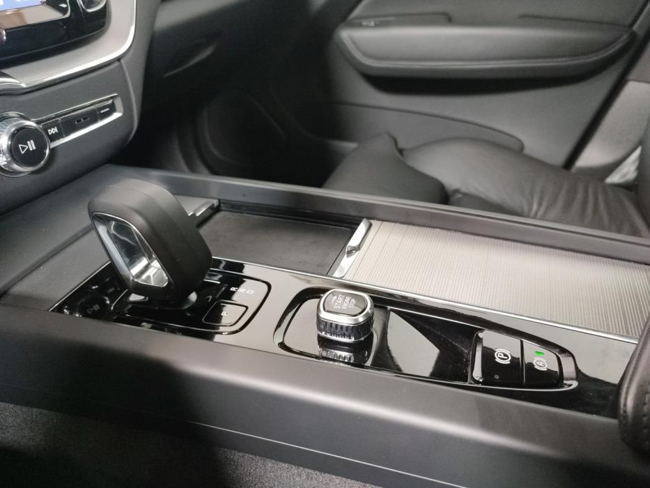 VOLVO XC60 2025