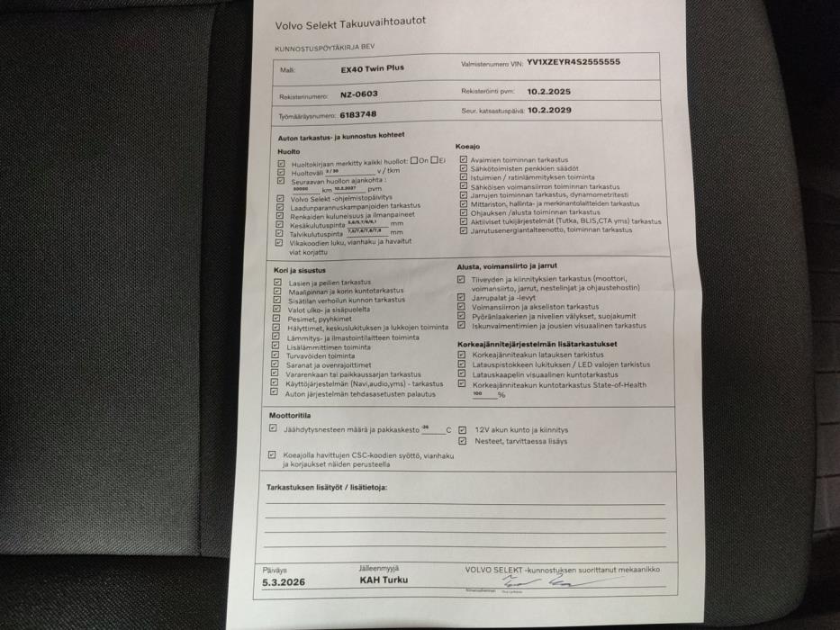 VOLVO EX40 2025