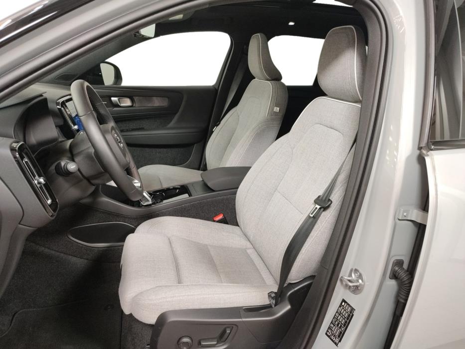 VOLVO EX40 2025