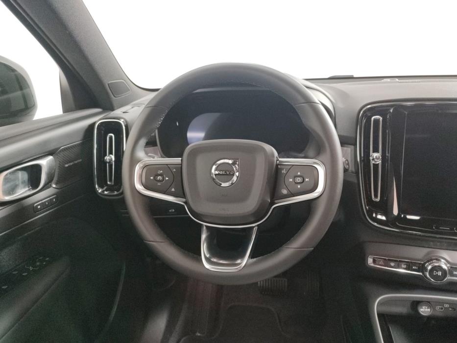 VOLVO EX40 2025