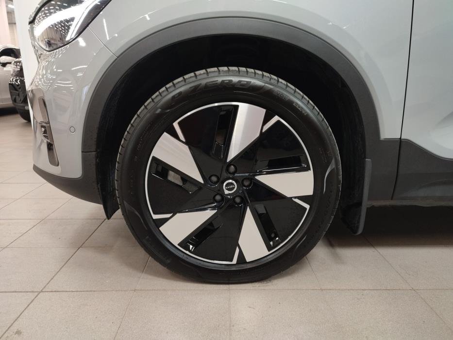 VOLVO EX40 2025