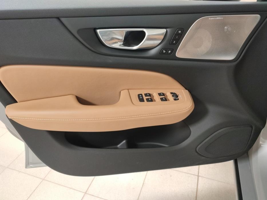 VOLVO V60 2025