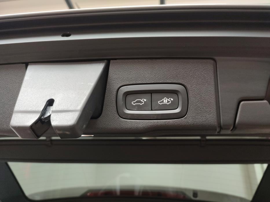 VOLVO XC60 2025