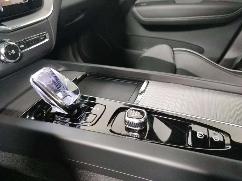 VOLVO XC60 2025